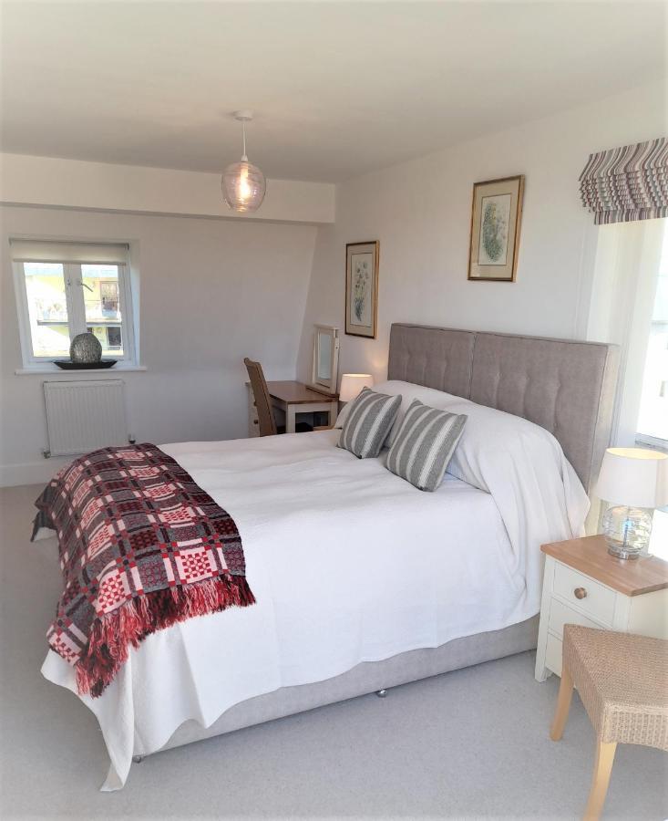 Somerford Keynes Crow'S Nest Penthouse Apartment With Free Spa Access מראה חיצוני תמונה