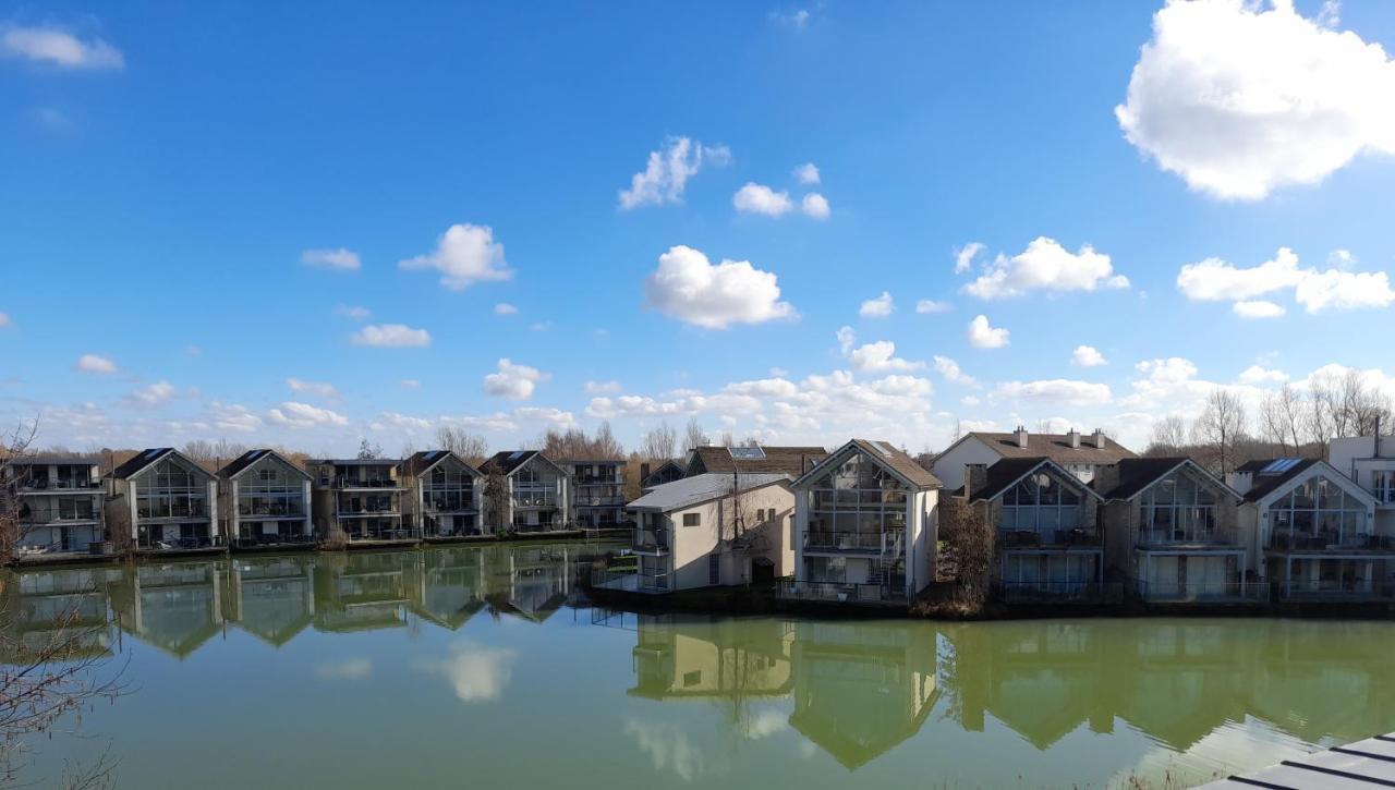 Somerford Keynes Crow'S Nest Penthouse Apartment With Free Spa Access מראה חיצוני תמונה