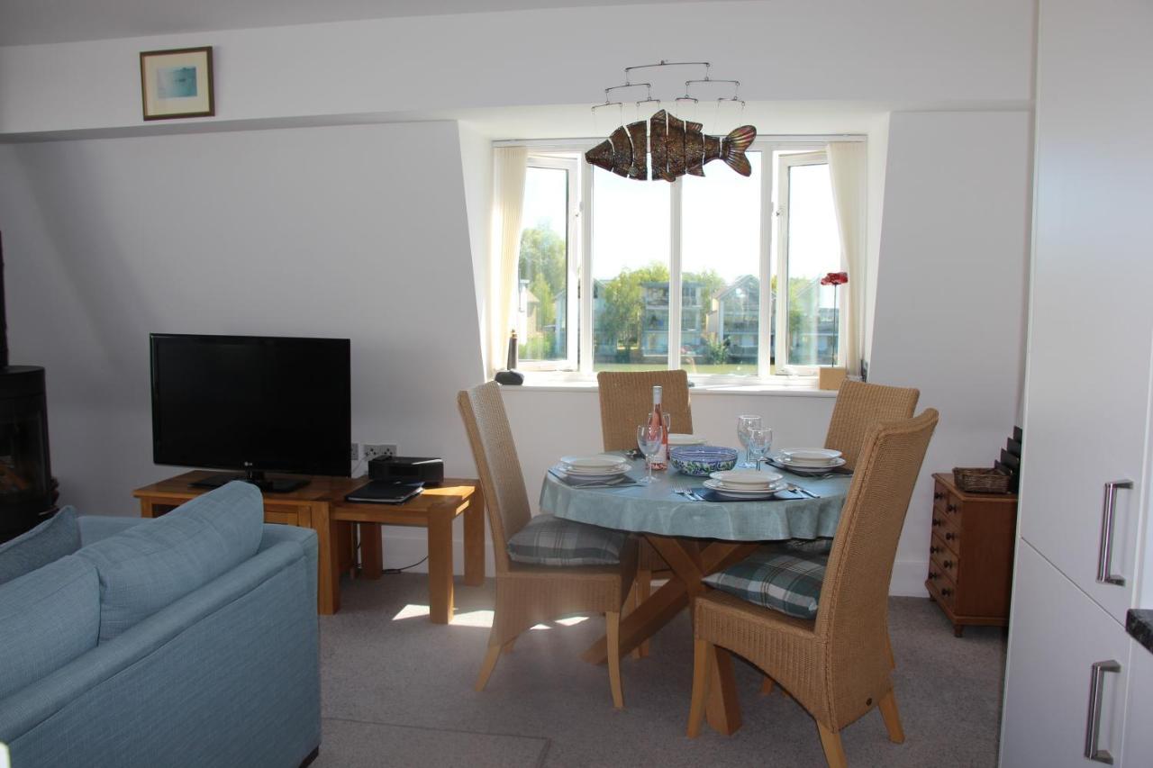 Somerford Keynes Crow'S Nest Penthouse Apartment With Free Spa Access מראה חיצוני תמונה