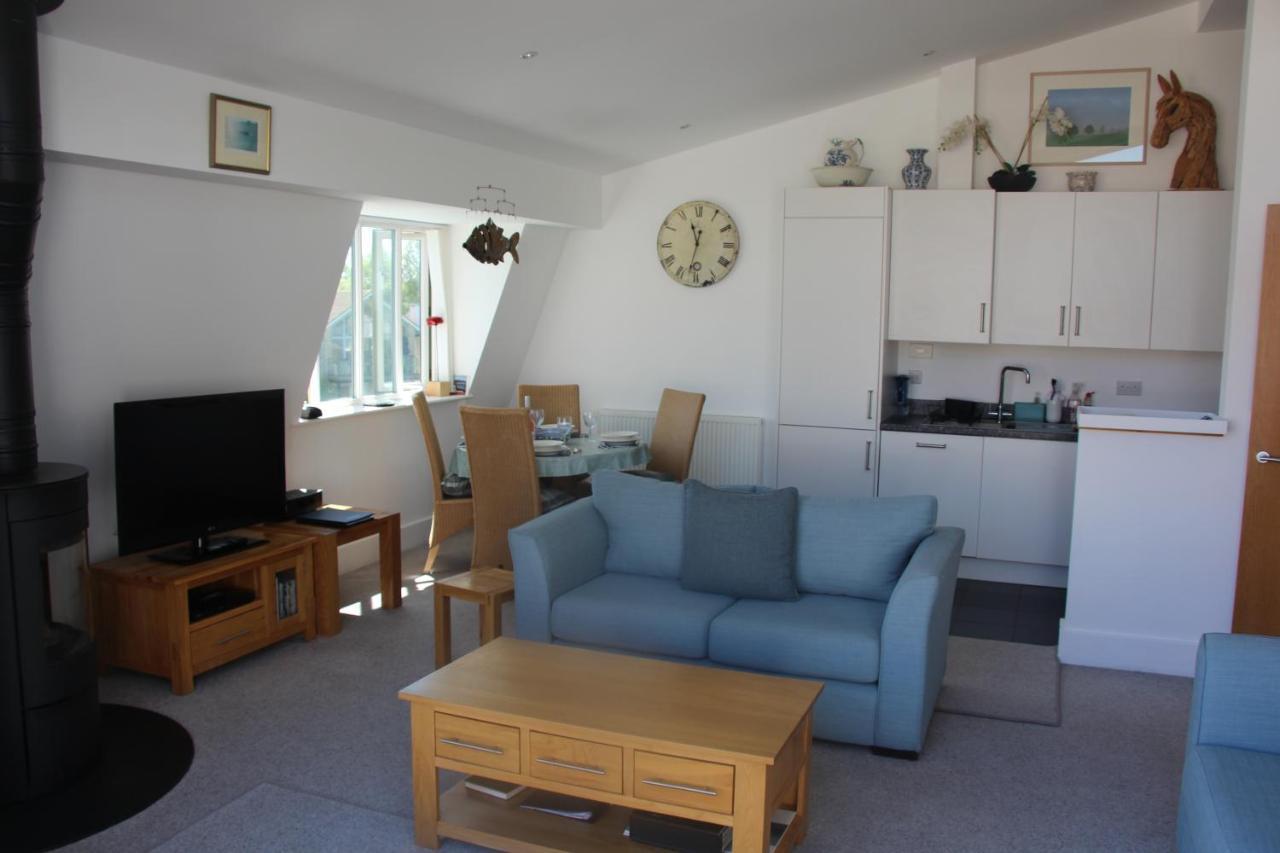 Somerford Keynes Crow'S Nest Penthouse Apartment With Free Spa Access מראה חיצוני תמונה