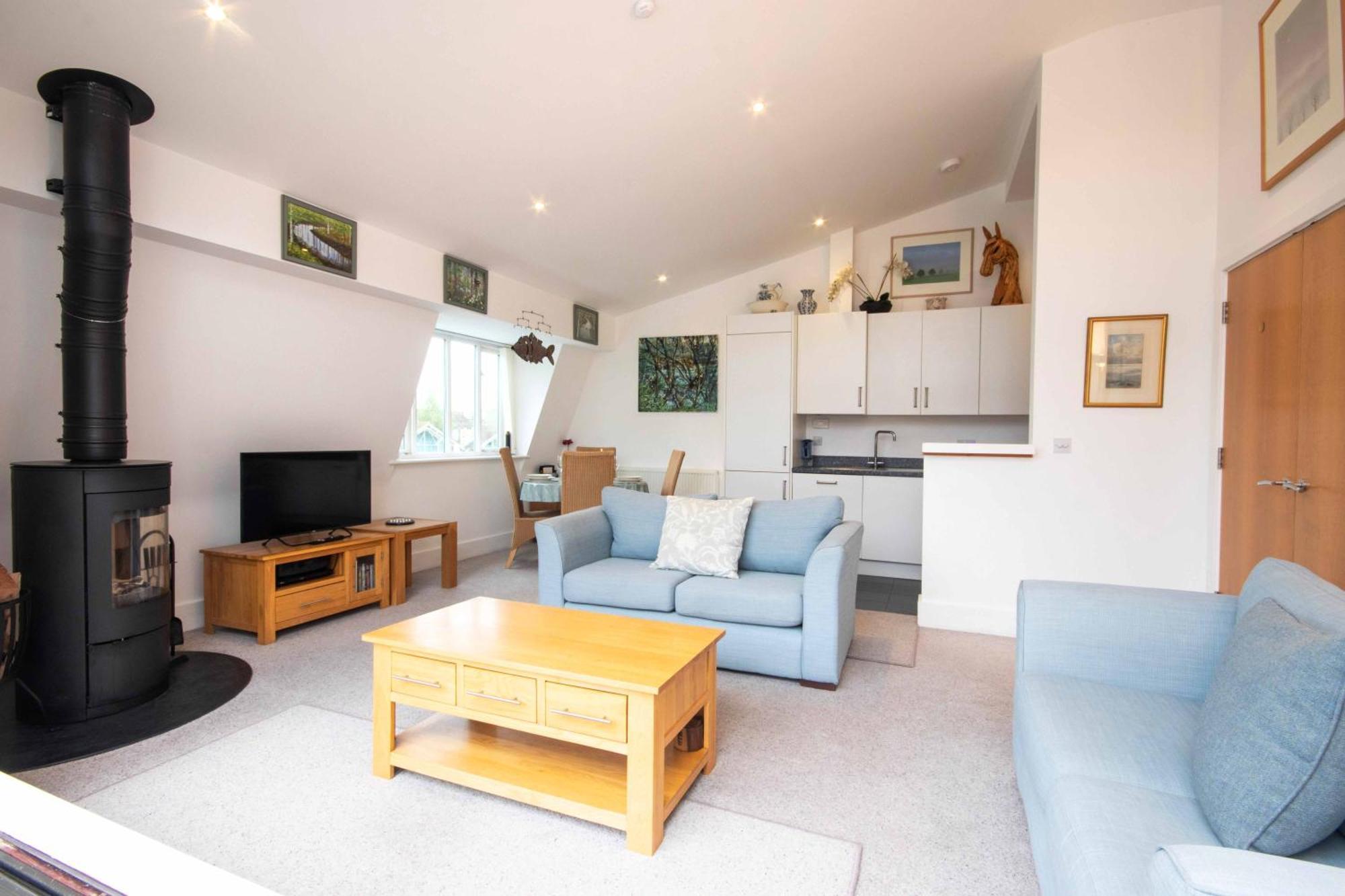 Somerford Keynes Crow'S Nest Penthouse Apartment With Free Spa Access מראה חיצוני תמונה