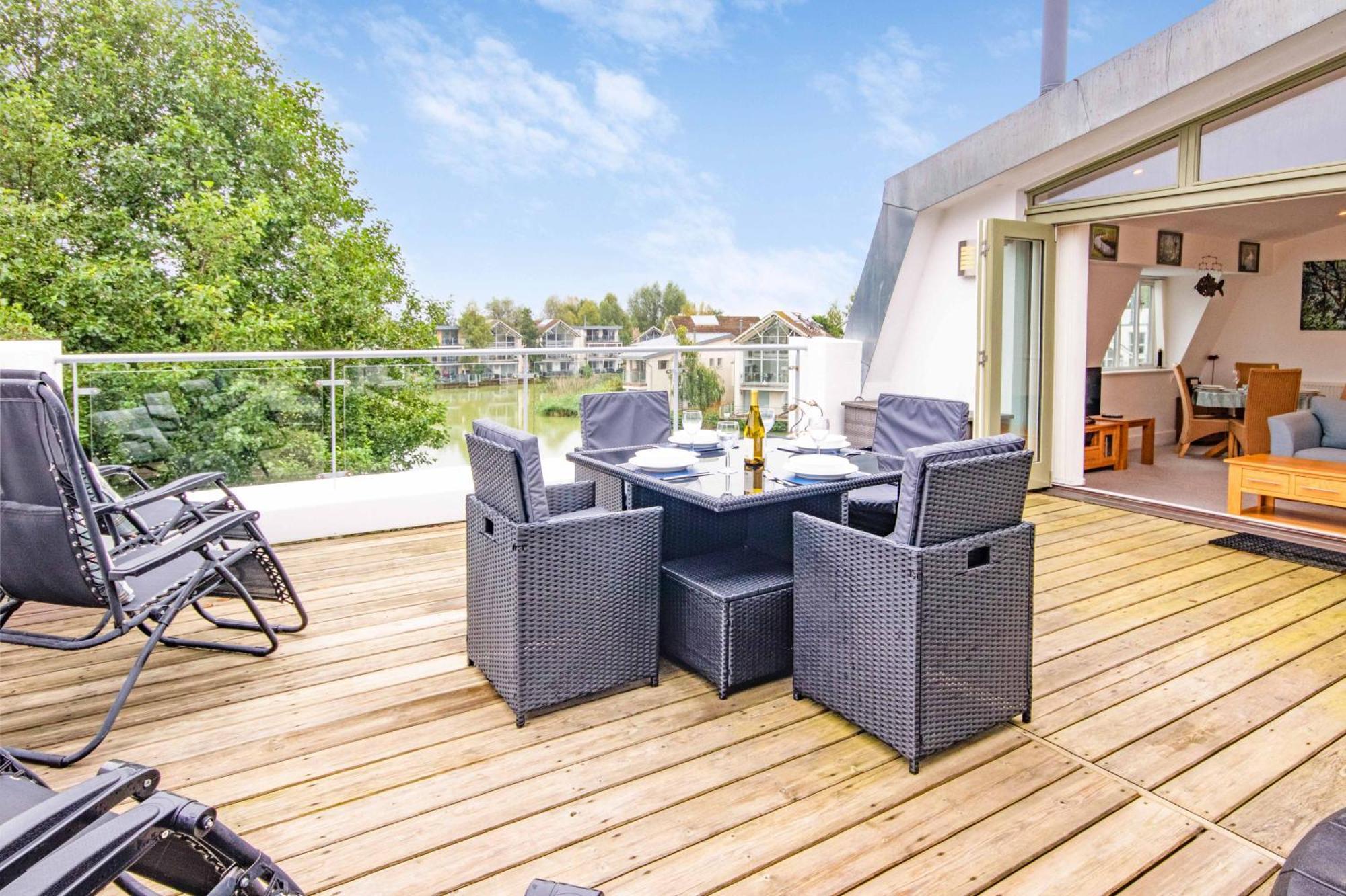 Somerford Keynes Crow'S Nest Penthouse Apartment With Free Spa Access מראה חיצוני תמונה