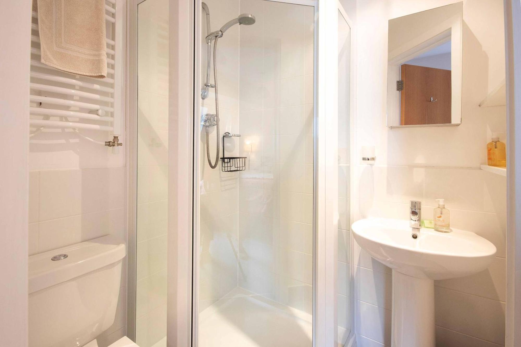 Somerford Keynes Crow'S Nest Penthouse Apartment With Free Spa Access מראה חיצוני תמונה