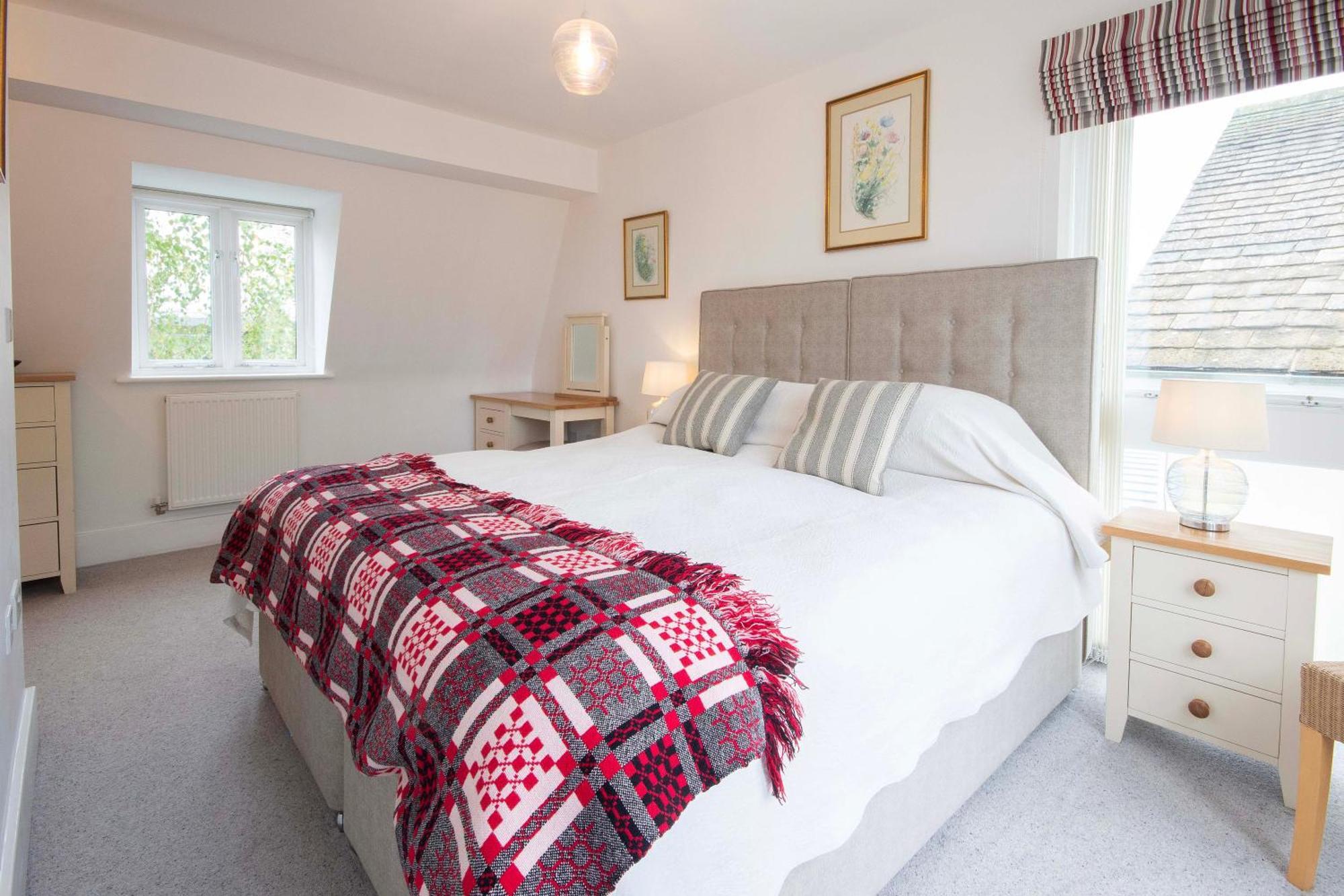Somerford Keynes Crow'S Nest Penthouse Apartment With Free Spa Access מראה חיצוני תמונה