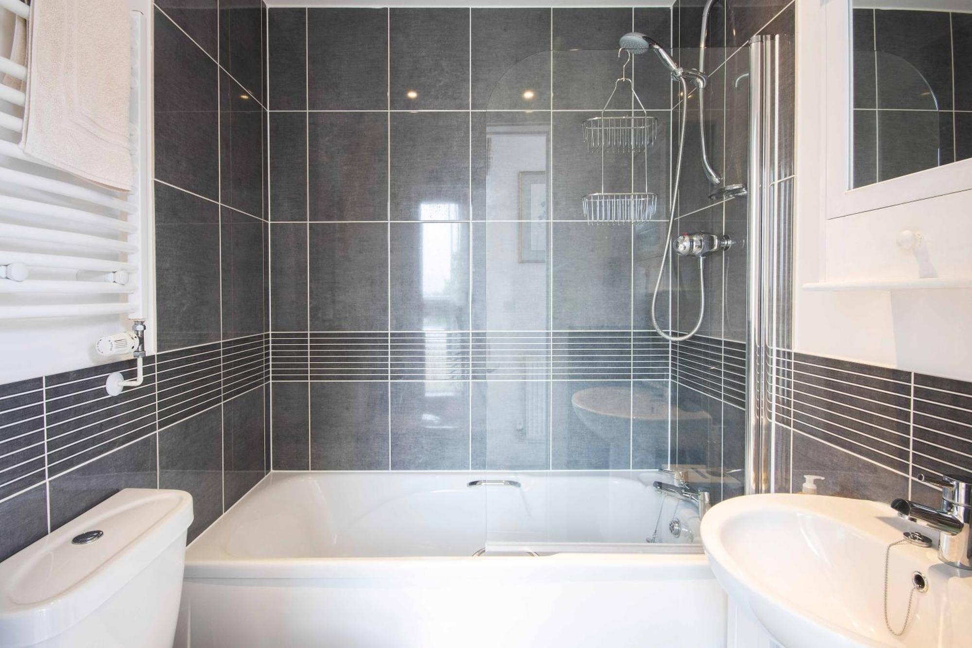 Somerford Keynes Crow'S Nest Penthouse Apartment With Free Spa Access מראה חיצוני תמונה