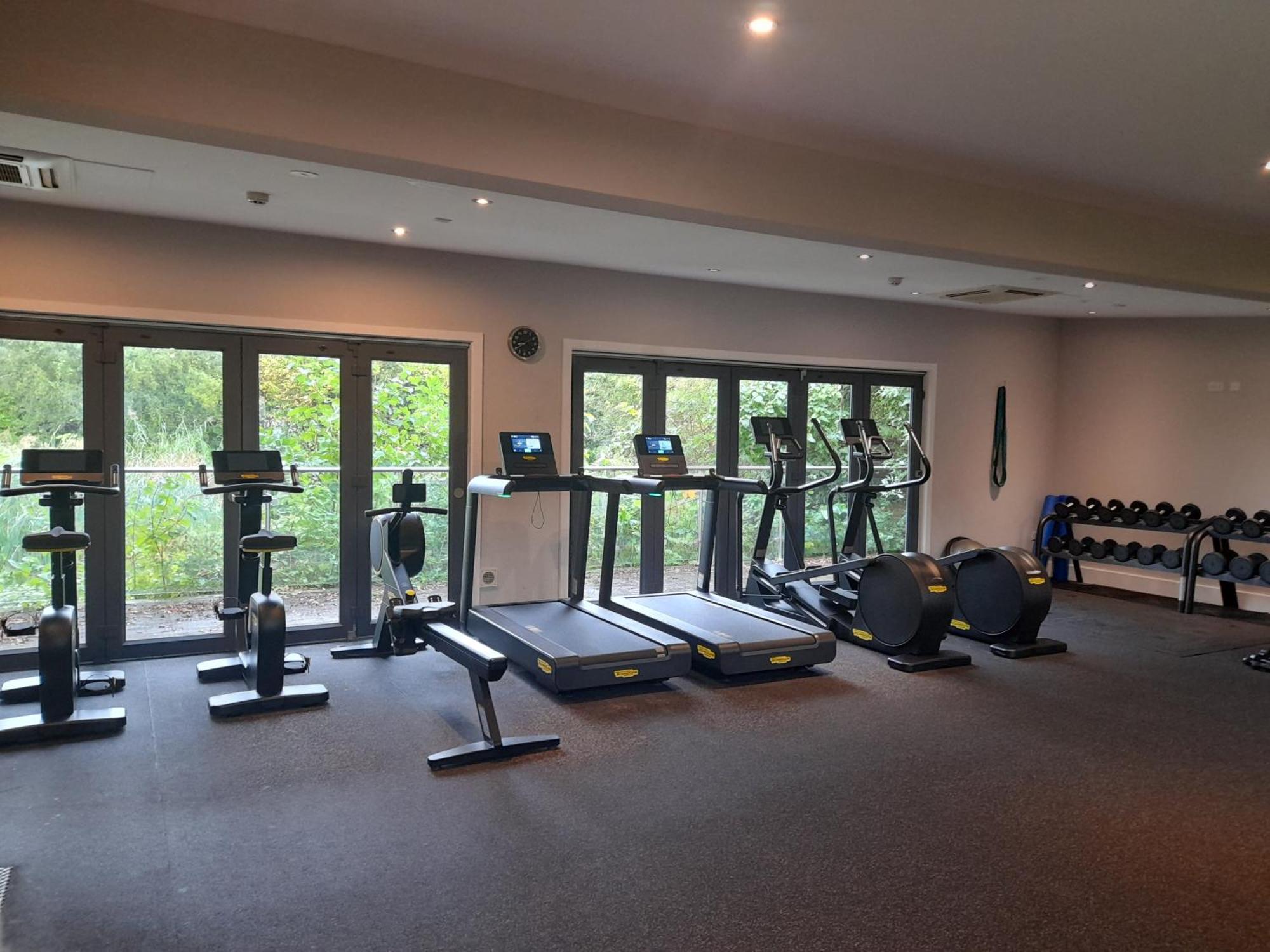 Somerford Keynes Crow'S Nest Penthouse Apartment With Free Spa Access מראה חיצוני תמונה
